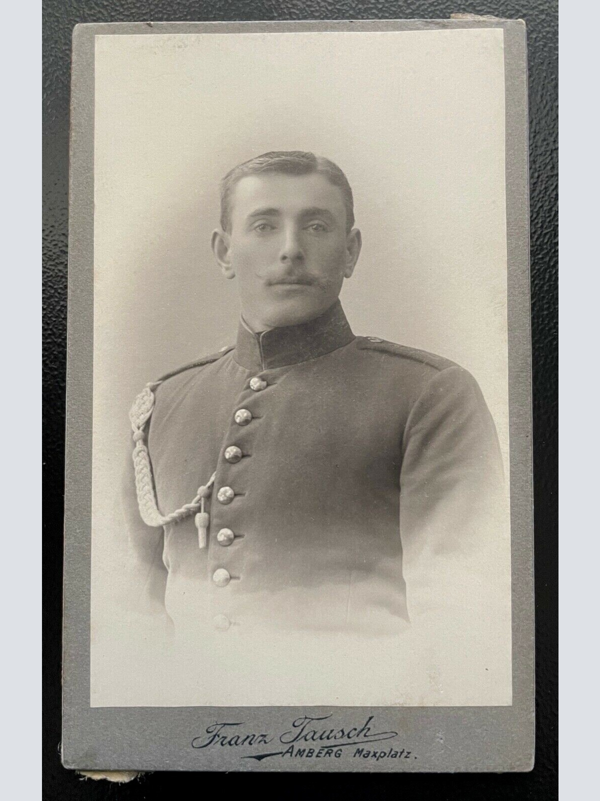 Foto Porträt Soldat Uniform Bart F.Tausch Amberg ca.10,4x6,4cm 402427 TH