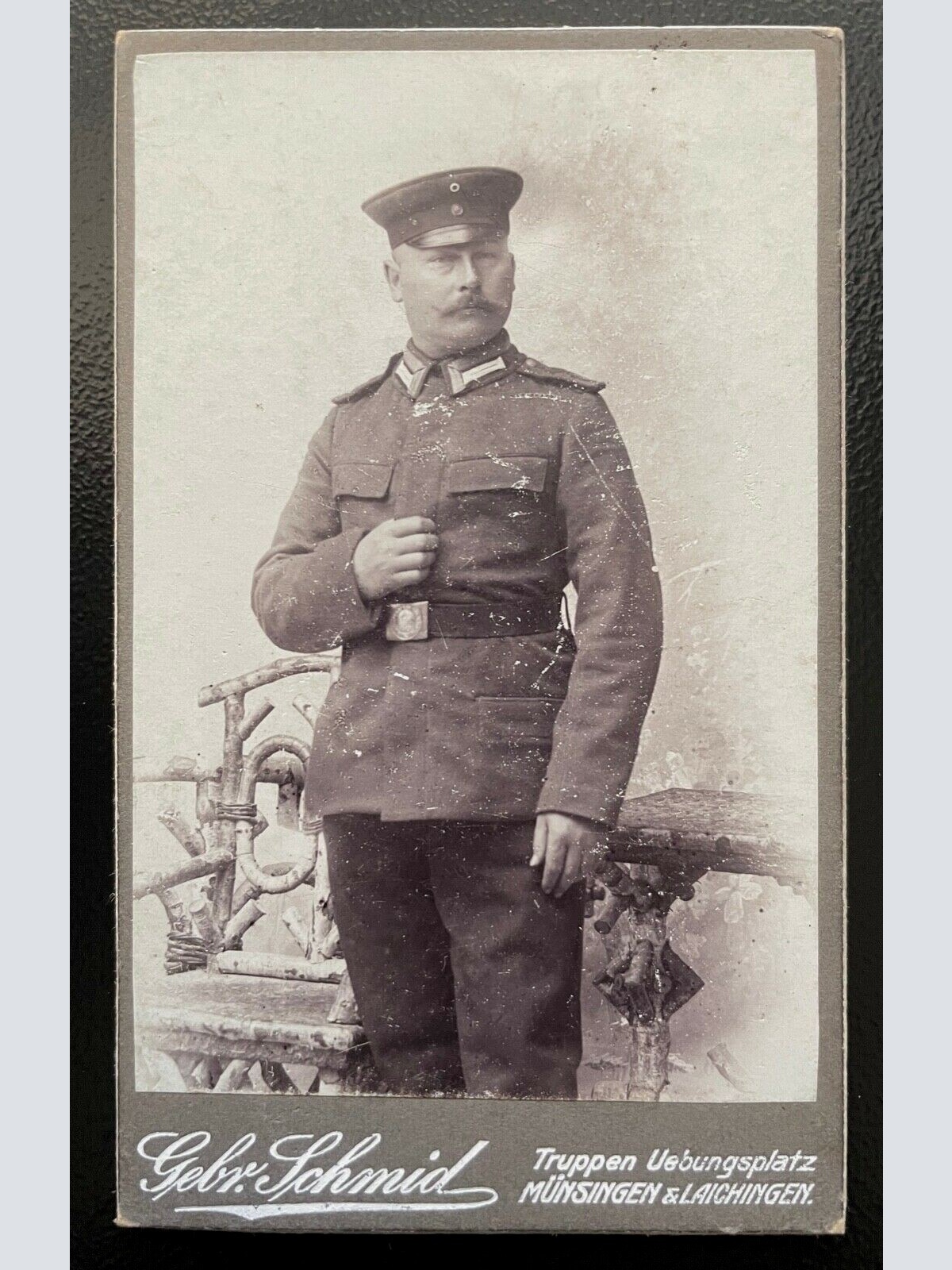 Foto Porträt Soldat Uniform Bart Schirmmütze Gebr.Schmid ca.10,2x6,2cm 402428 TH