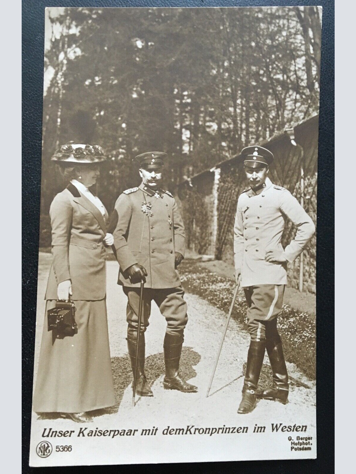 Unser Kaiserpaar m.d. Kronprinzen im Westen Soldaten Militär Krieg 400605 TH SH1