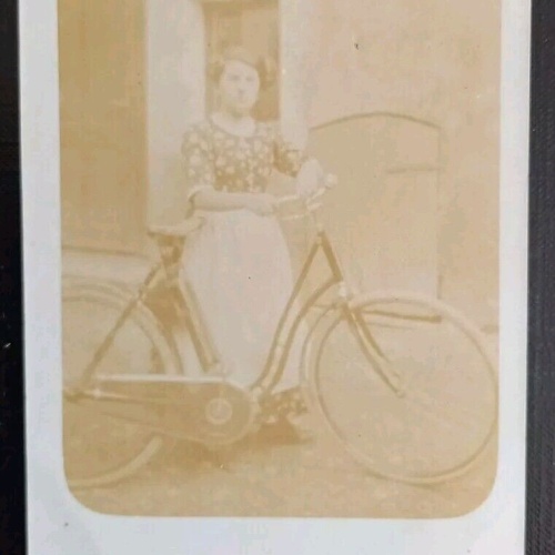 Frau Mit Fahrrad 400266 gr I