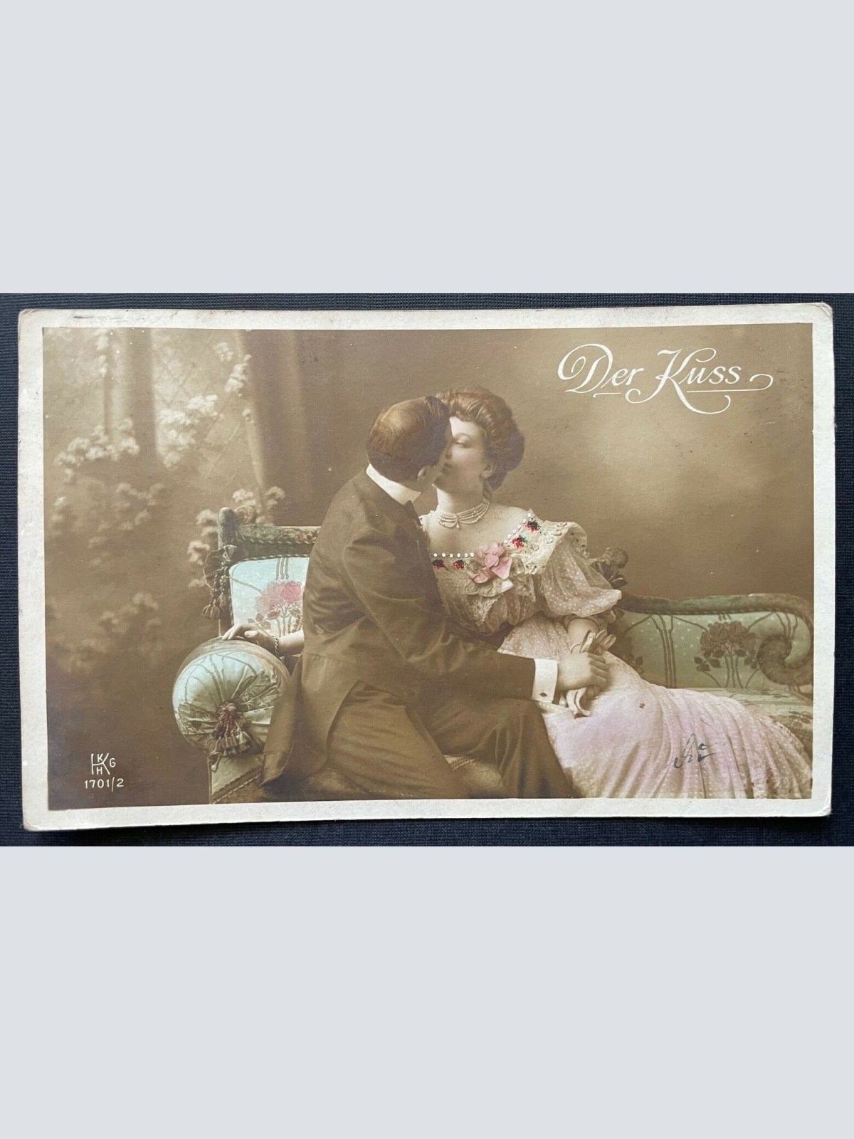 Der Kuss Mann Frau Paar Liebe Kleid Anzug Tracht Sofa 400369 TH F