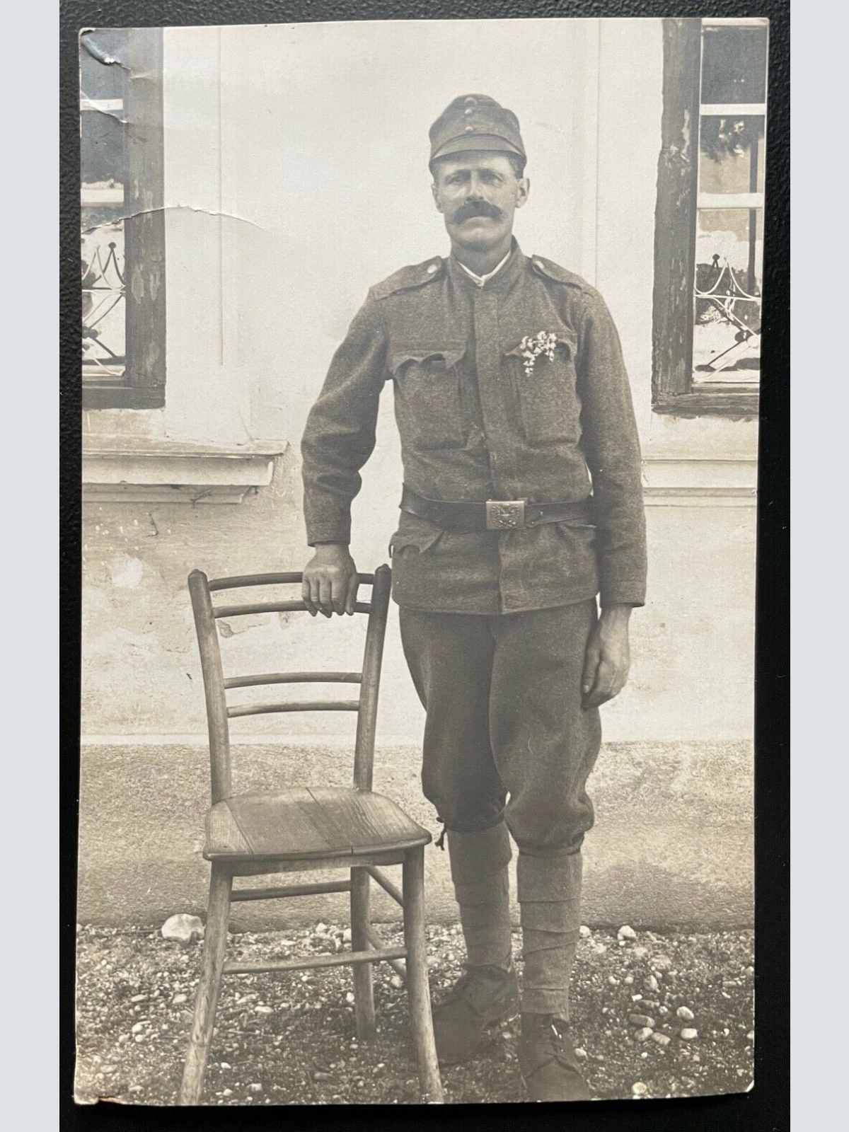 Porträt Soldat Uniform Feldkappe Bart Stuhl Blume Stiefel Militär Krieg 400614TH