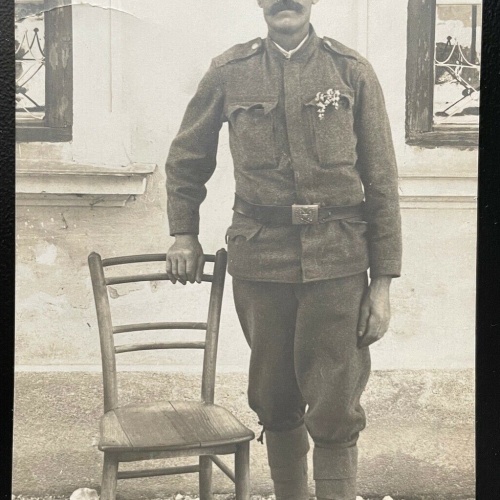 Porträt Soldat Uniform Feldkappe Bart Stuhl Blume Stiefel Militär Krieg 400614TH