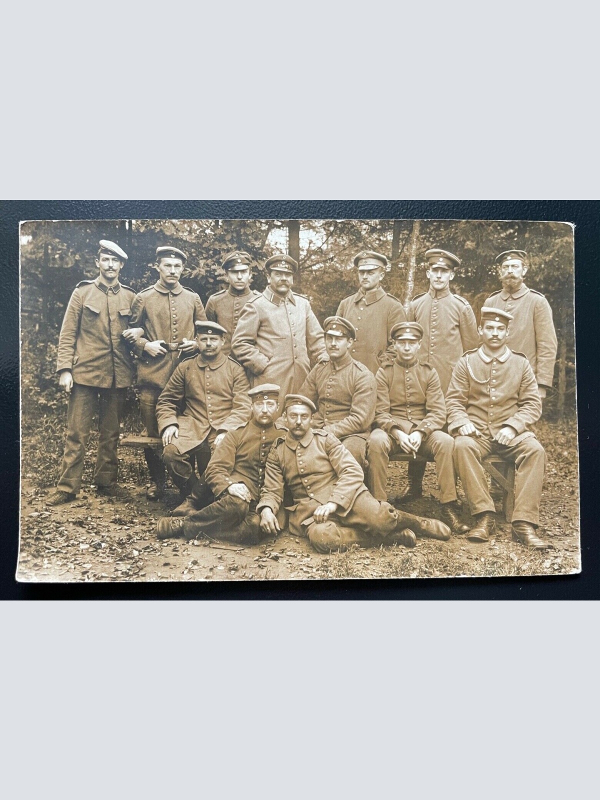 Gruppenaufnahme Soldaten Uniform Schirmmütze Barett Bart Militär Krieg 400576 TH