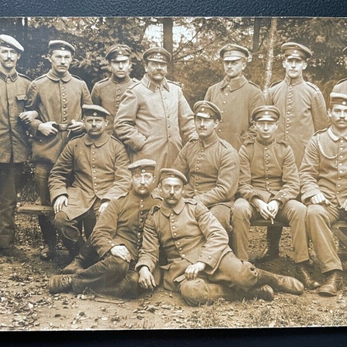 Gruppenaufnahme Soldaten Uniform Schirmmütze Barett Bart Militär Krieg 400576 TH