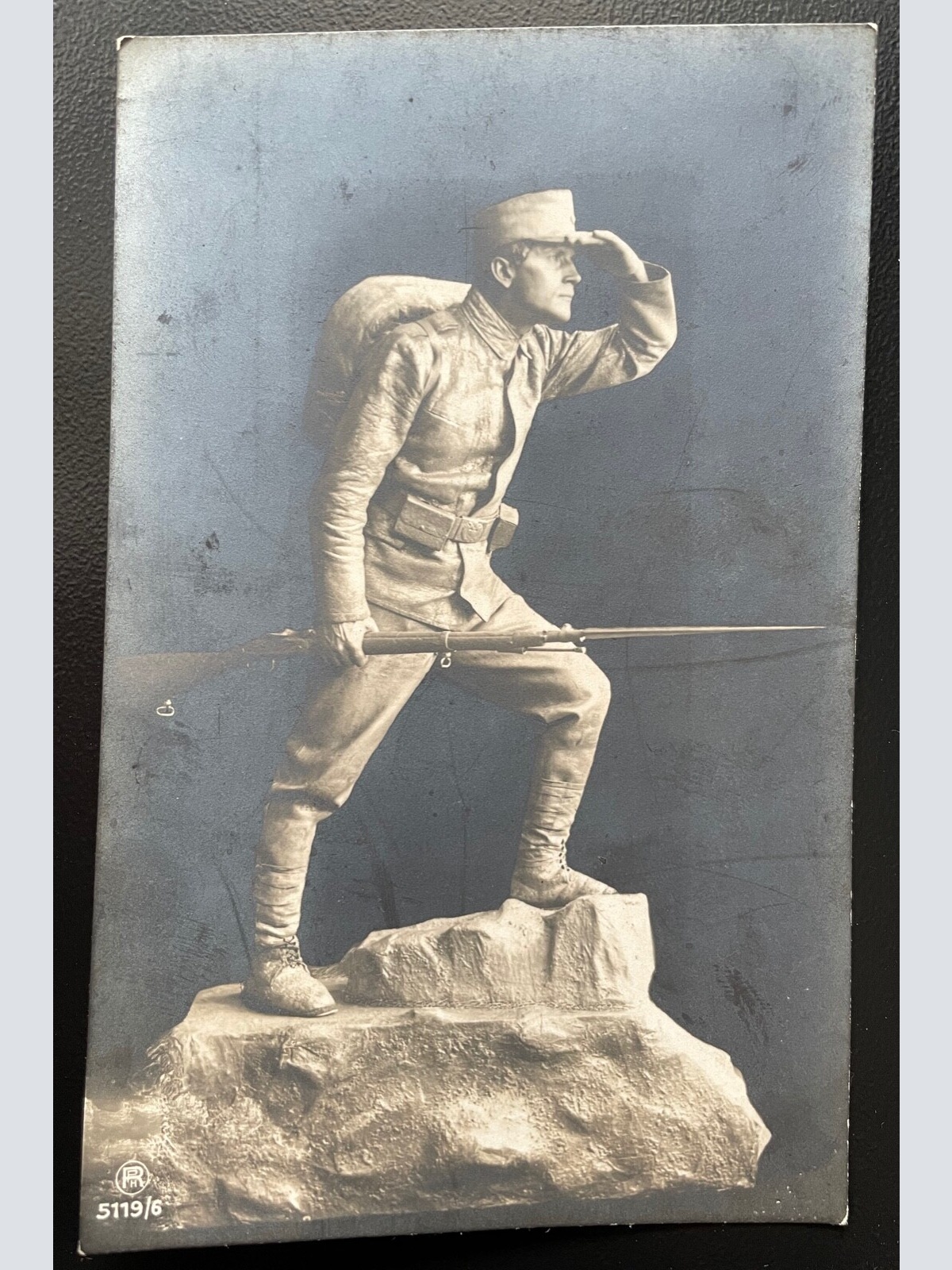 Statue Soldat Uniform Feldmütze Gewehr Rucksack Denkmal Militär Krieg 400589 TH