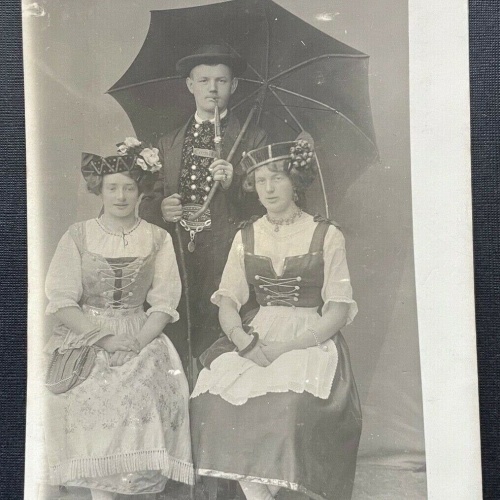 Porträt Gruppe Familie Mann Frau Kleid Tracht Schirm Hut 400361 TH