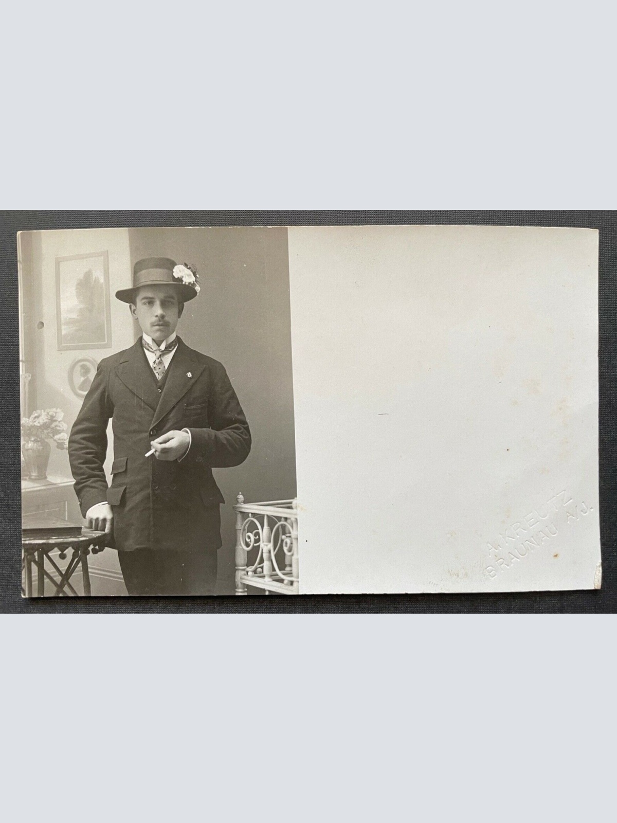 Porträt Mann Anzug Krawatte Hut Blume Bart Blumenvase Bild 410780 TH