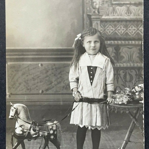 Porträt Mädchen Kind Pferd Spielzeug Kleid Tracht Zöpfe 400302 TH A