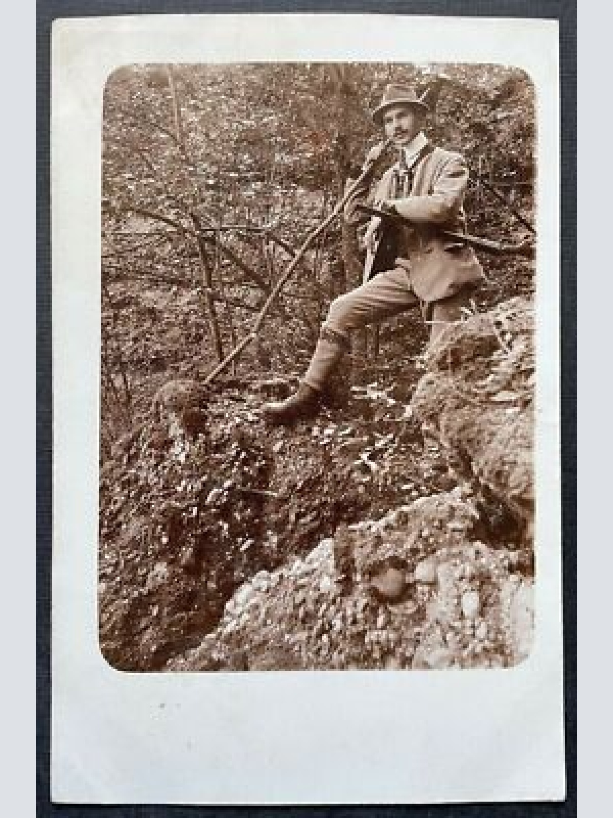 Porträt Mann Jäger Gewehr Tracht Jacke Anzug Hut Bart Stock Wald 400332 TH A