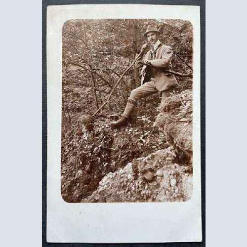 Porträt Mann Jäger Gewehr Tracht Jacke Anzug Hut Bart Stock Wald 400332 TH A