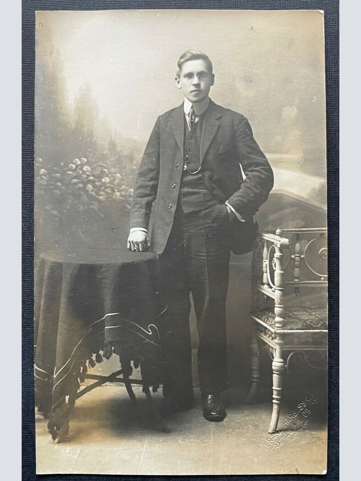 Porträt Mann Anzug Krawatte Sakko Jacke Tracht Brille Tisch 400318 TH F