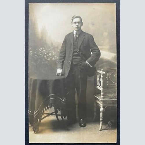 Porträt Mann Anzug Krawatte Sakko Jacke Tracht Brille Tisch 400318 TH F