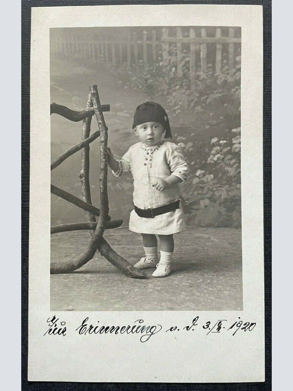 Porträt Kleidkind Baby Fes Hut Kleid Tracht Zur Erinnerung 1920 400283 TH A