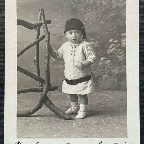 Porträt Kleidkind Baby Fes Hut Kleid Tracht Zur Erinnerung 1920 400283 TH A