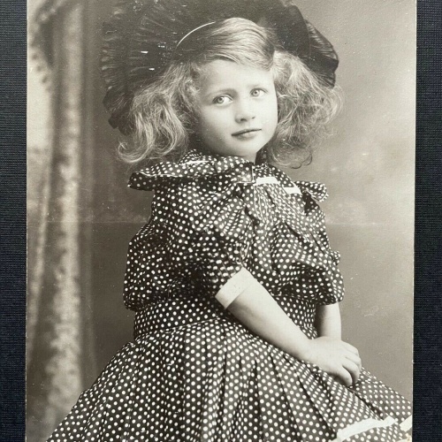 Porträt Mädchen Kind Kleid Hut Locken Tracht Locken 400253 TH F