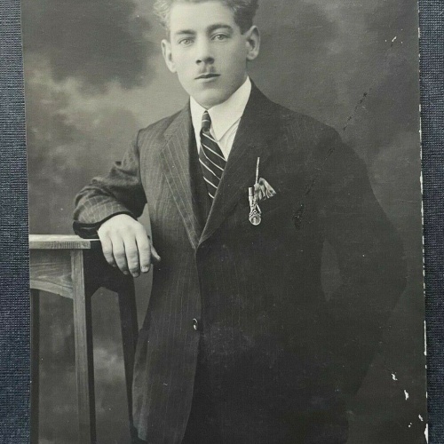 Porträt Mann Anzug Sakko Krawatte Bart Anstecknadel Kragen 400333 TH A