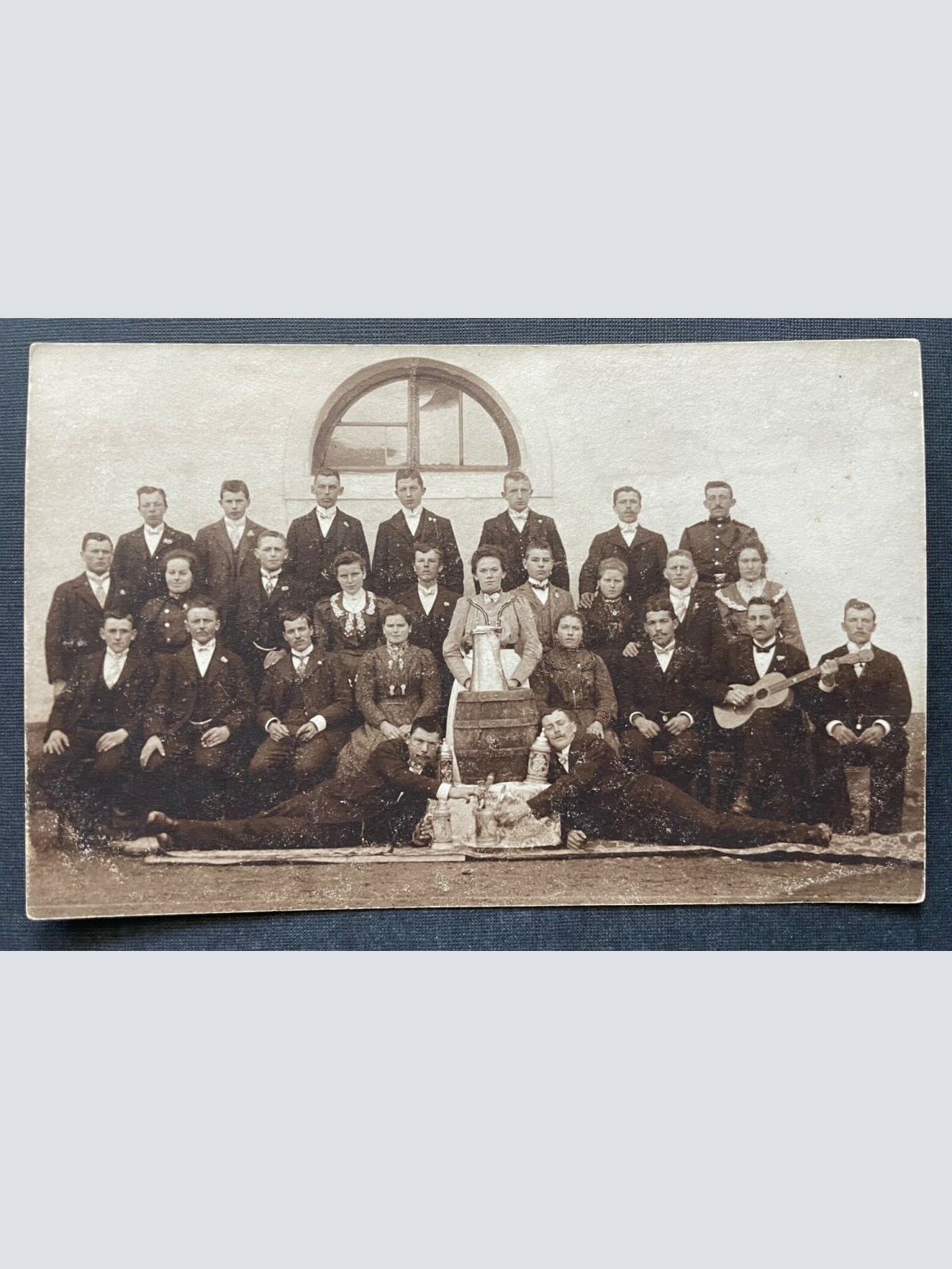 Porträt Gruppenaufnahme Krug Anzug Kleid Tracht Gitarre 400334 TH A