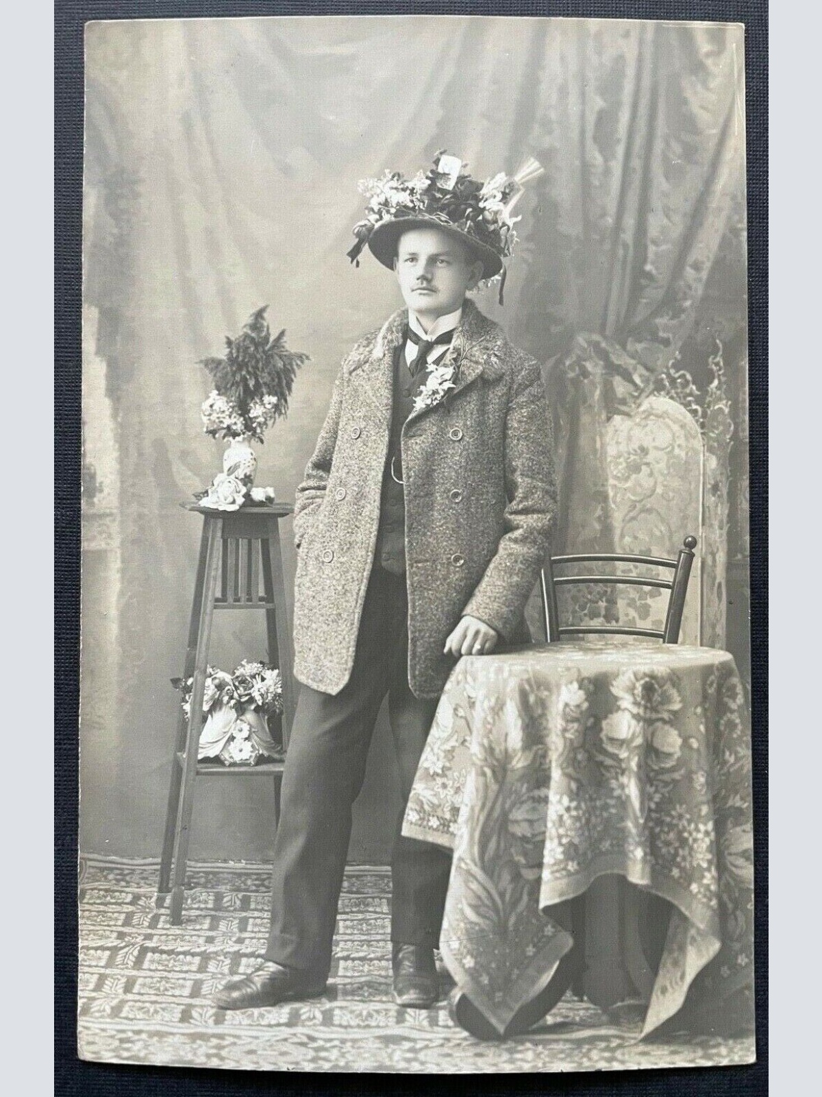 Porträt Mann Anzug Krawatte Jacke Tracht Bart Hut Blumen Tisch 400315 TH