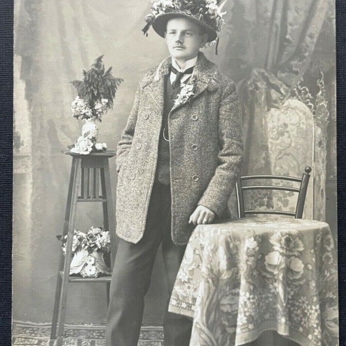 Porträt Mann Anzug Krawatte Jacke Tracht Bart Hut Blumen Tisch 400315 TH