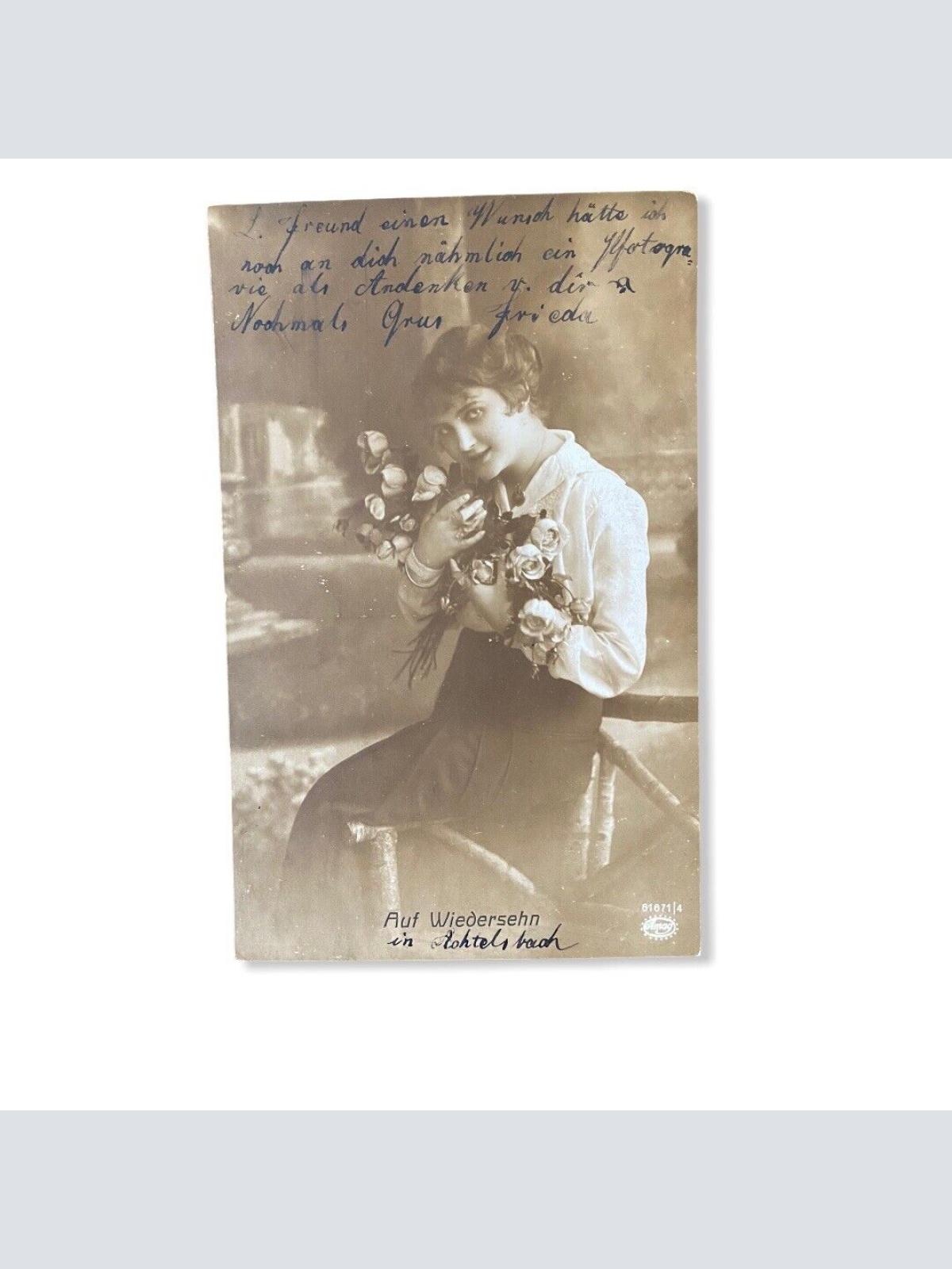 Junge Dame Frau  Mit Blumen Rosen 11020