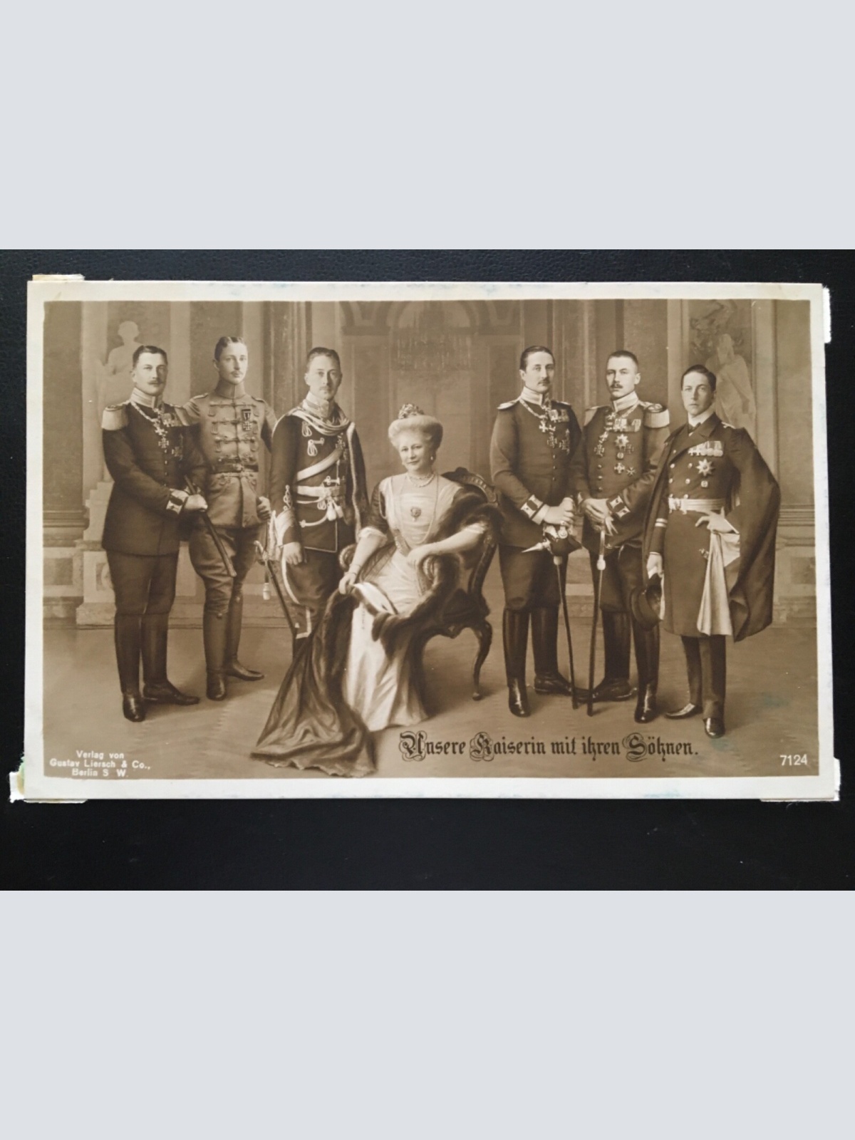 Unsere Kaiserin mit ihren Söhnen - Kaiserin Auguste Viktoria 270076 TH