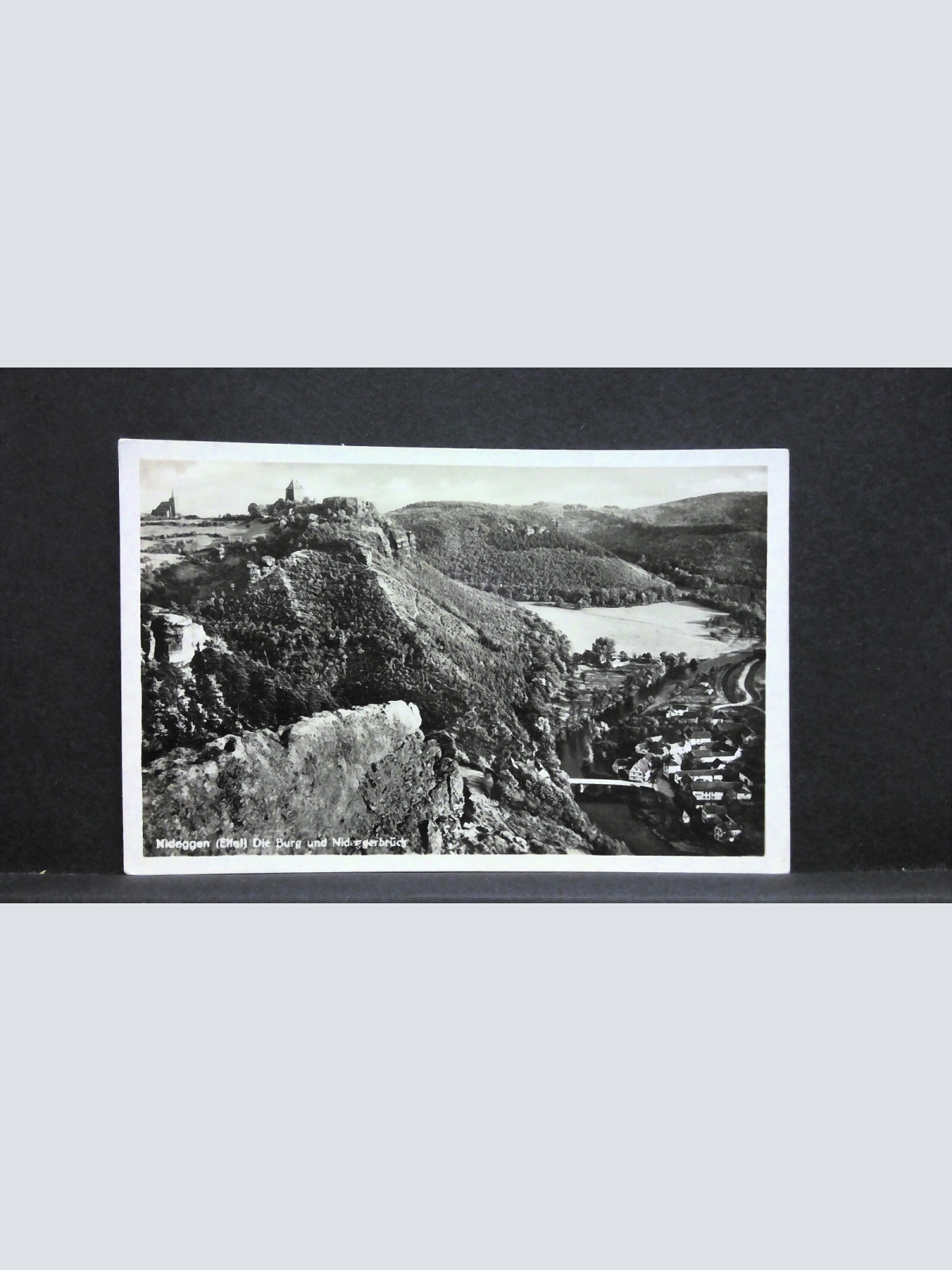Nideggen Eifel Die Burg und Nideggerbrücke 140453 jw J