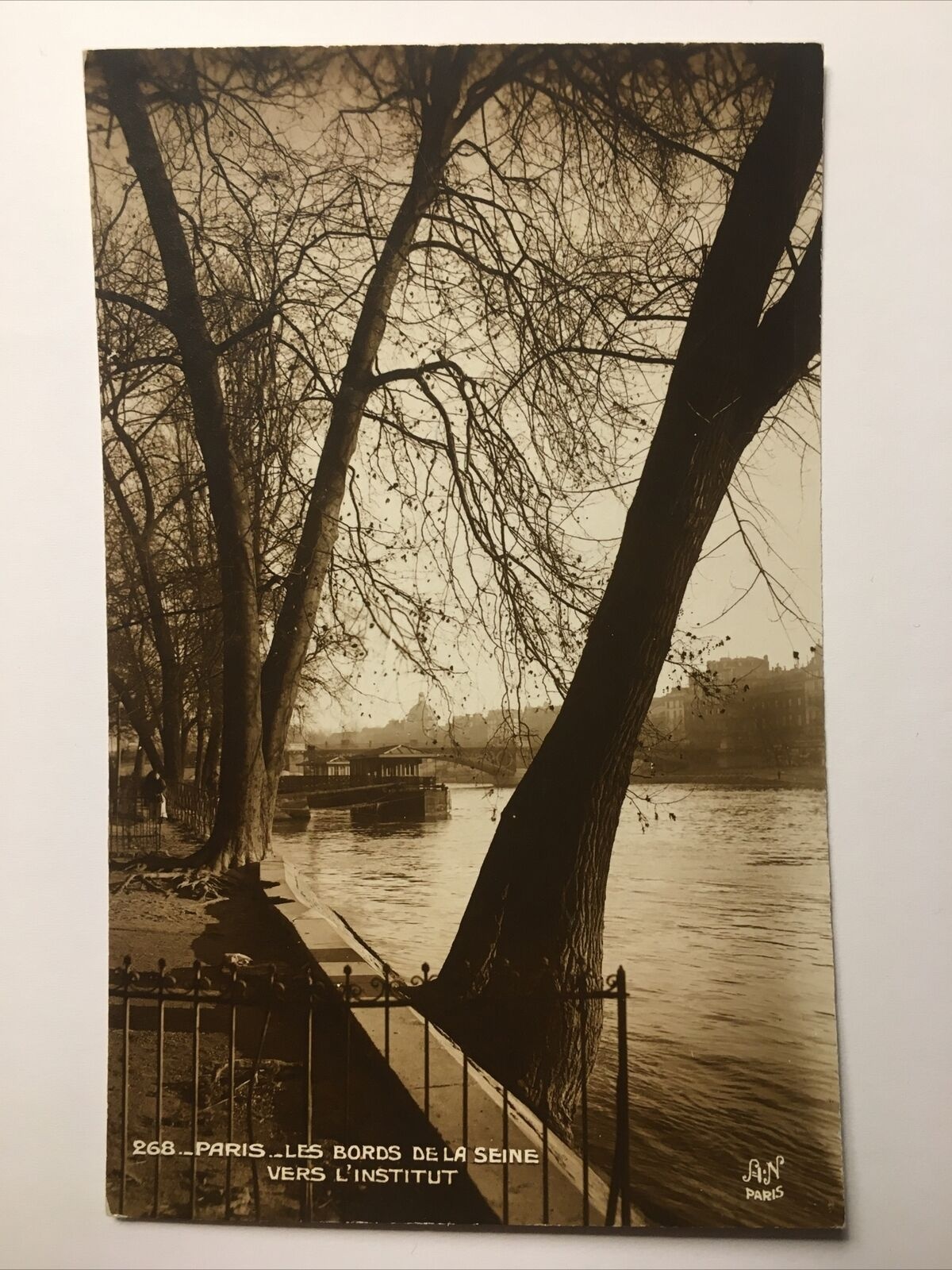 Paris Les Bords De La Seine Vers L‘institut. 655