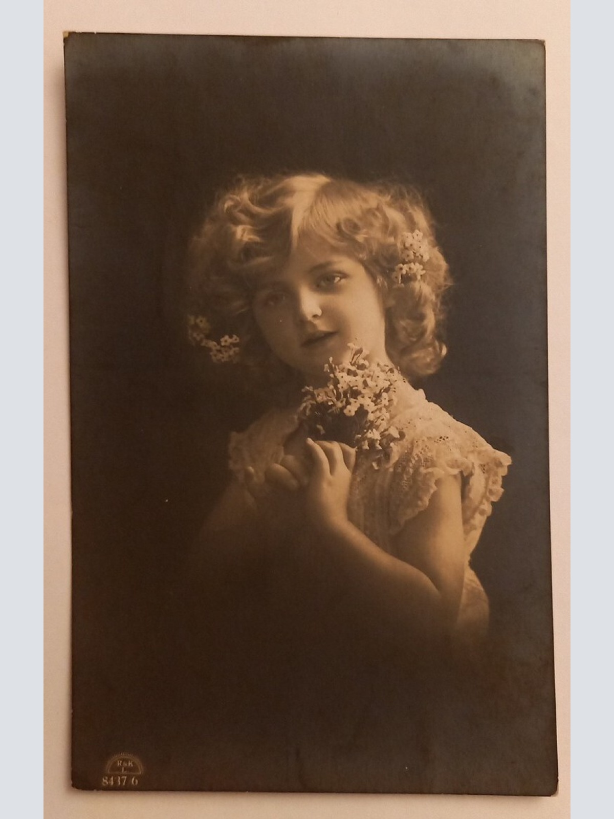 Künstlerkarte Mädchen mit Blumen 600605A gr D