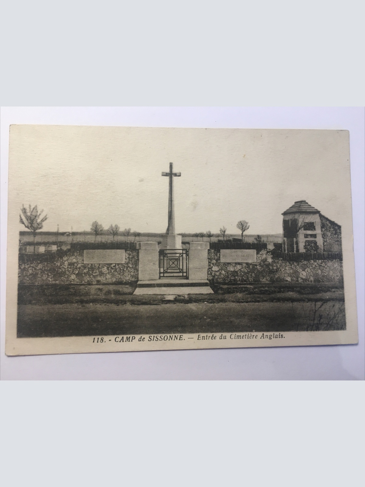 Camp de Sissonne. Entrée du Cimetière Anglais. 643.
