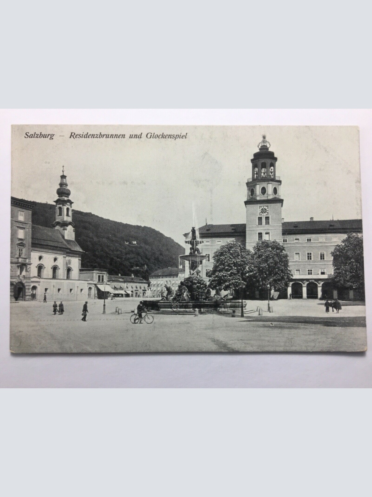 Salzburg - Residenzbrunnen und Glockenspiel 11048