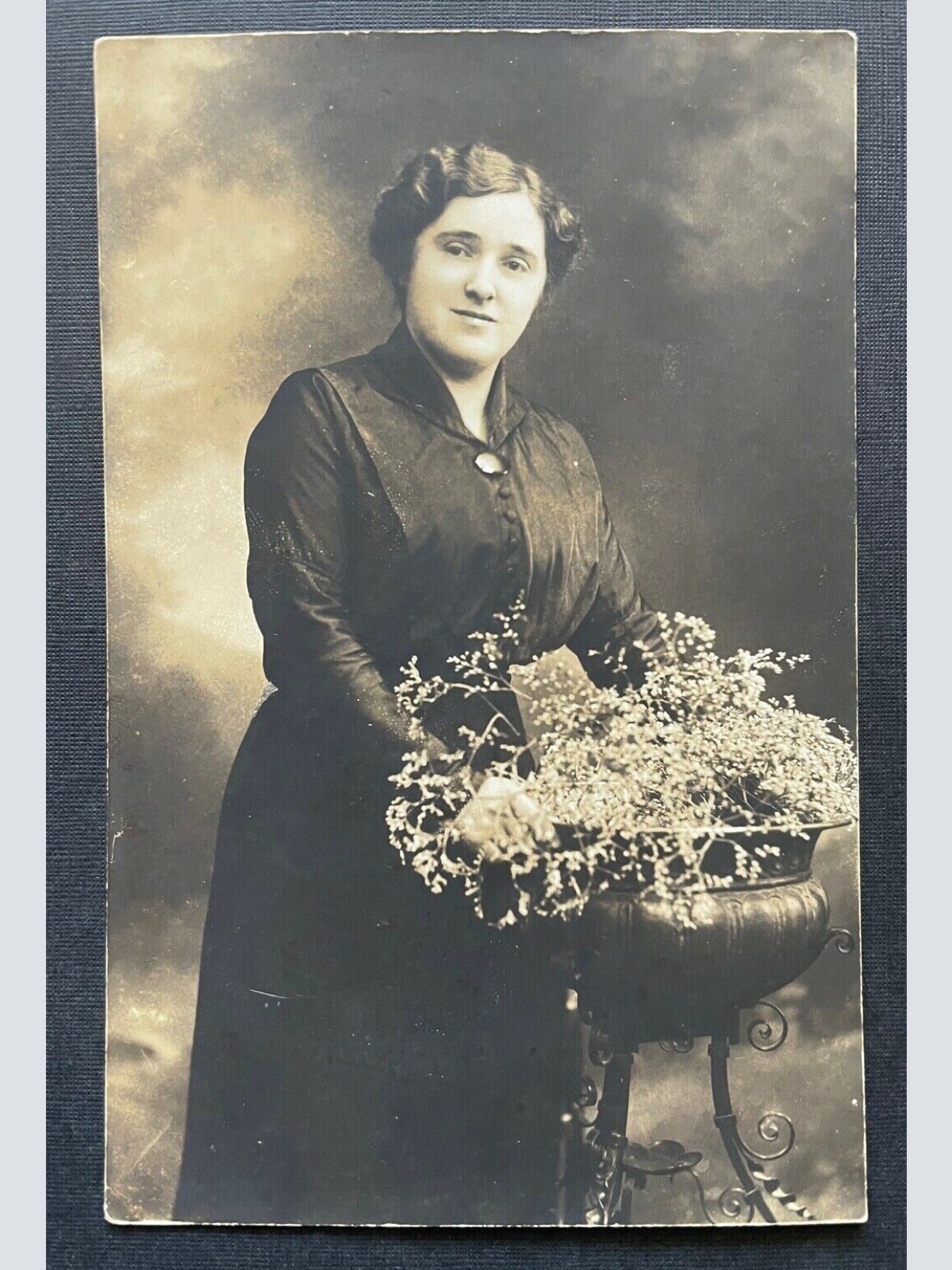 Porträt Frau Kleid Tracht Blumen Vase Zur Erinnerung 400356 TH