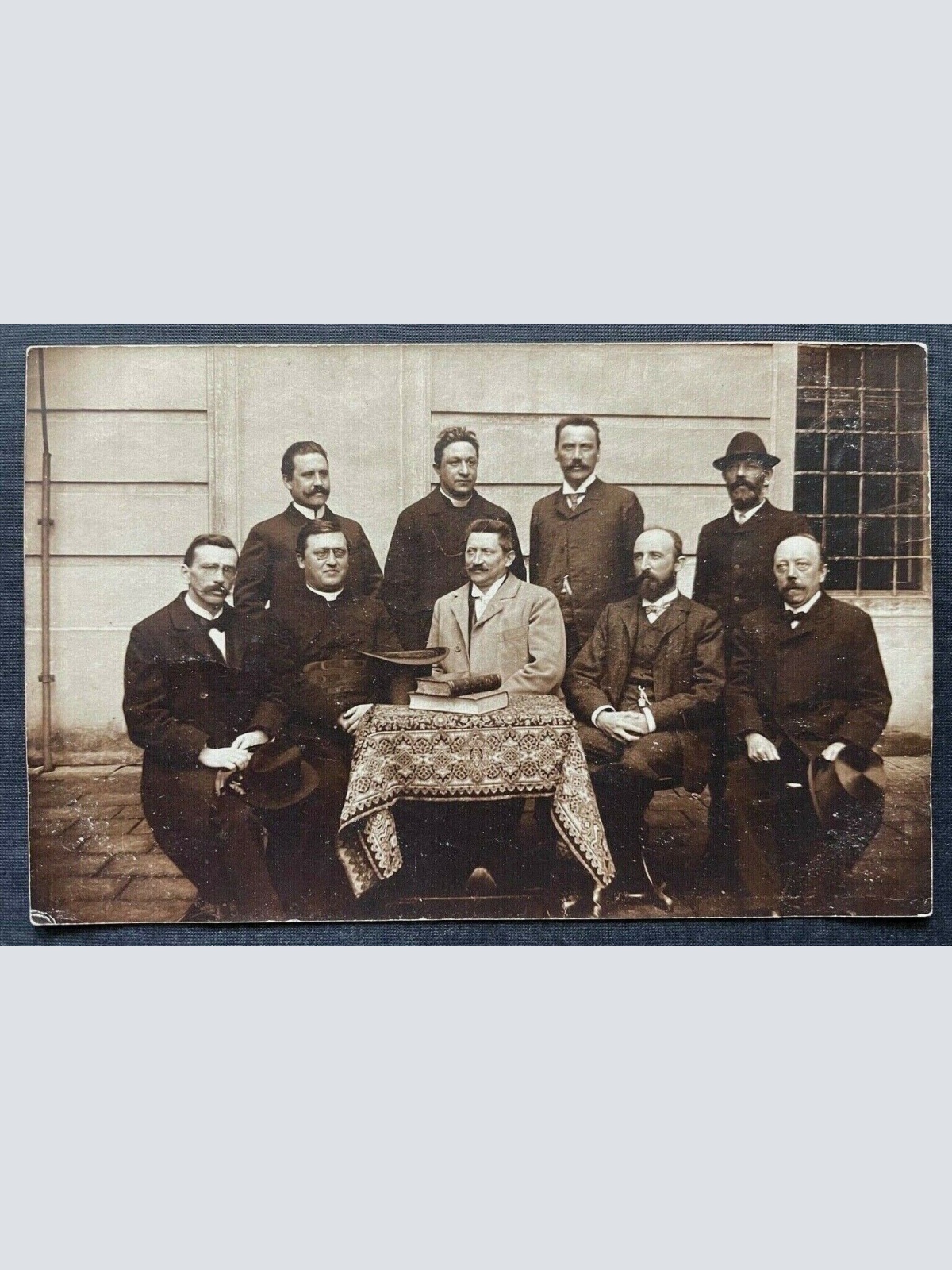 Porträt Gruppenaufnahme Männer Anzug Krawatte Tracht Jacke Bart Tisch 400410 TH