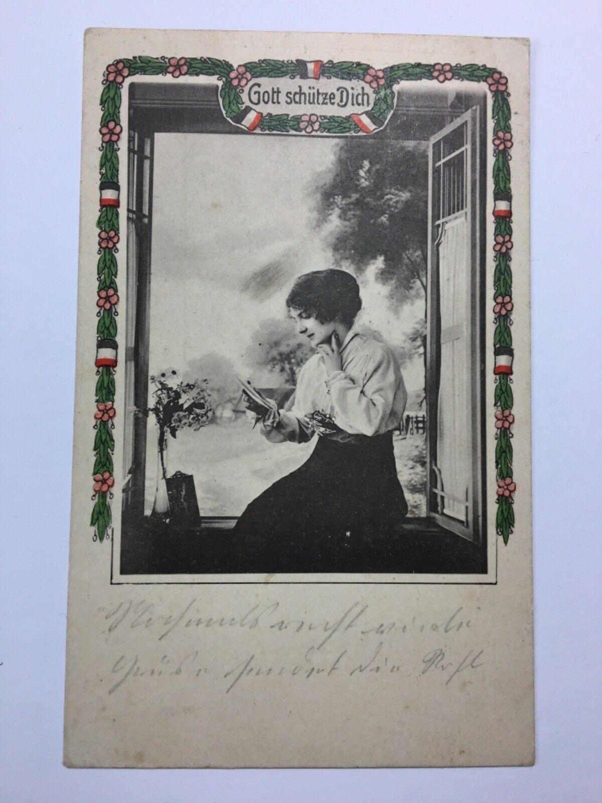 Gott schütze Dich - Frau vor Fenster 514