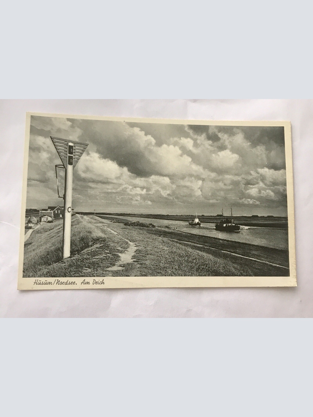 AK, Husum, Nordsee, Am Deich, Küste (110264 BW)