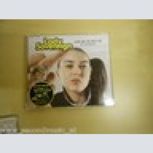 MAXI CD--LADY SOVEREIGN--LOVE ME OR HATE ME--3 TRACKS