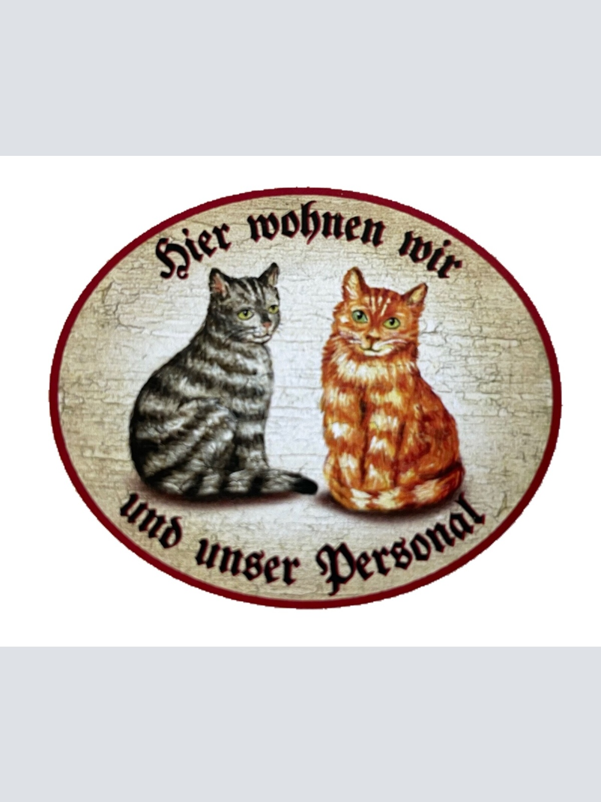 KuK Nostalgie Holzschild “Hier wohnen wir u.u. Personal“ Duo Katze Tabby Rot