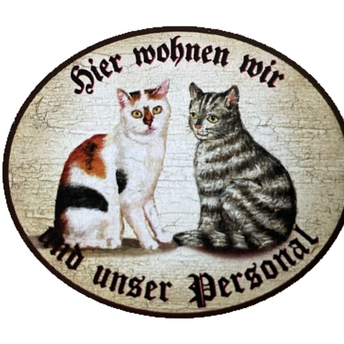 KuK Nostalgie Holzschild "Hier wohnen wir u.u. Personal“ Duo Glücks Katze Tabby