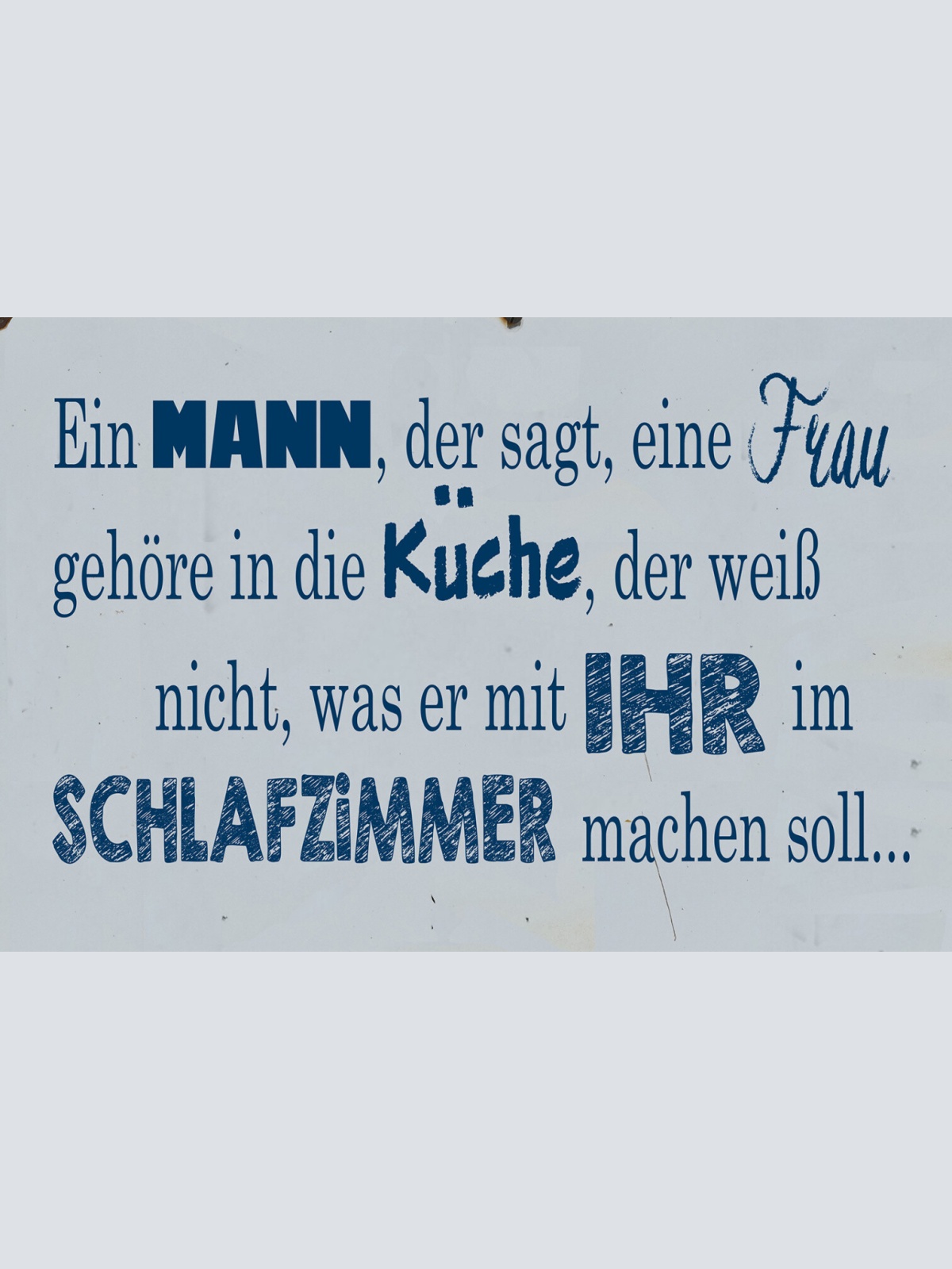 Schild Spruch Mann der sagt Frau in Küche weiß nichts mit ihr im Schlafzimmer JW