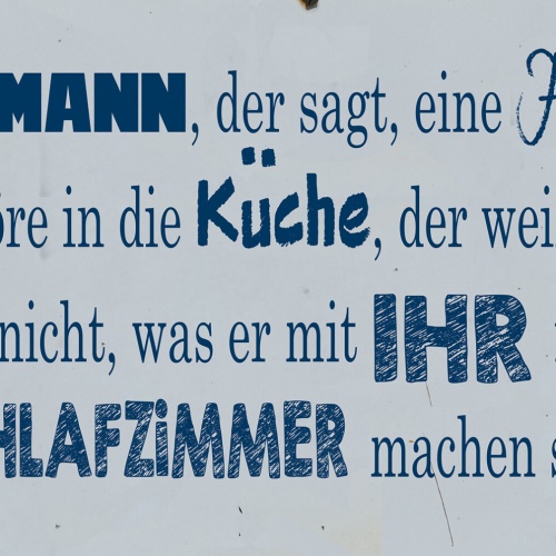 Schild Spruch Mann der sagt Frau in Küche weiß nichts mit ihr im Schlafzimmer JW