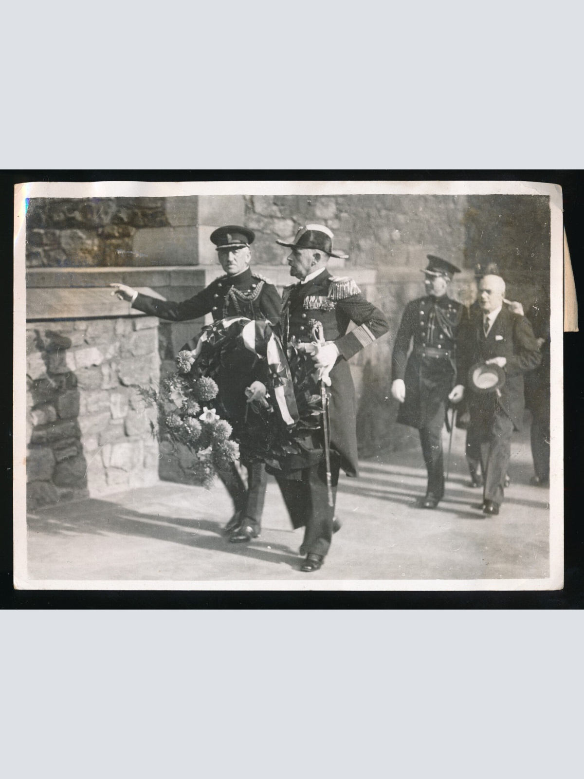 Pressefoto, Deutscher Admiral Carls am schottischen Schrein 1934 (P7)