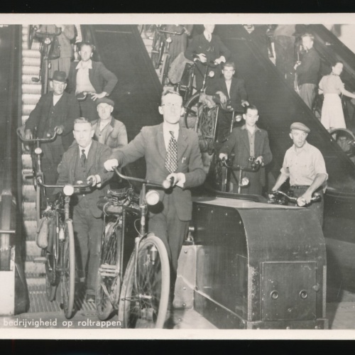 AK aus Rotterdam Maastunnel Menschen mit Fahrädern auf der Rolltreppe (3)