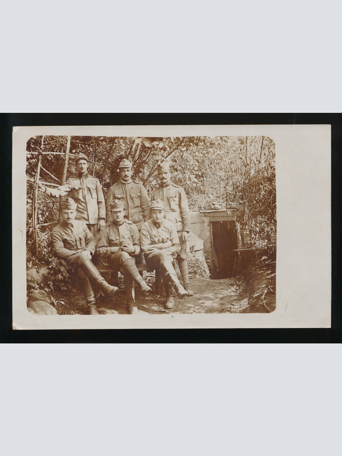 AK sechs Soldaten vor einer Stellung (259)