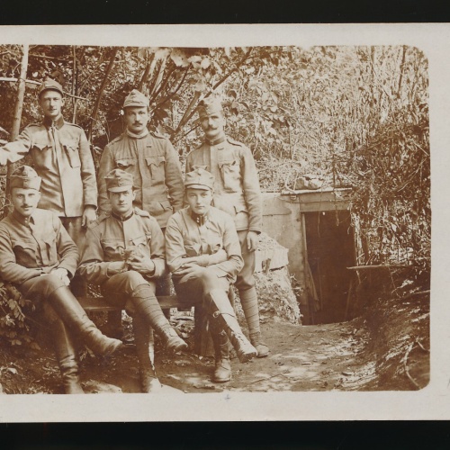 AK sechs Soldaten vor einer Stellung (259)