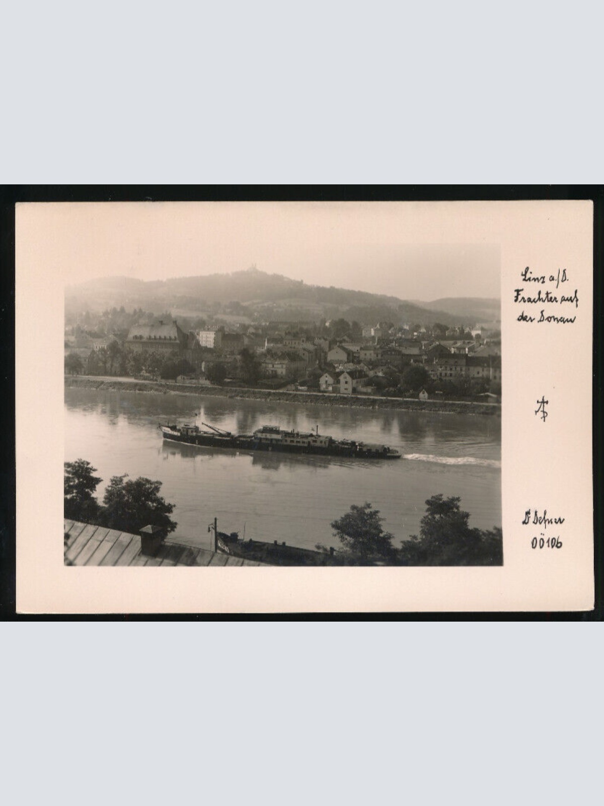 AK aus Linz an der Donau Frachter auf der Donau Oberösterreich (2656)