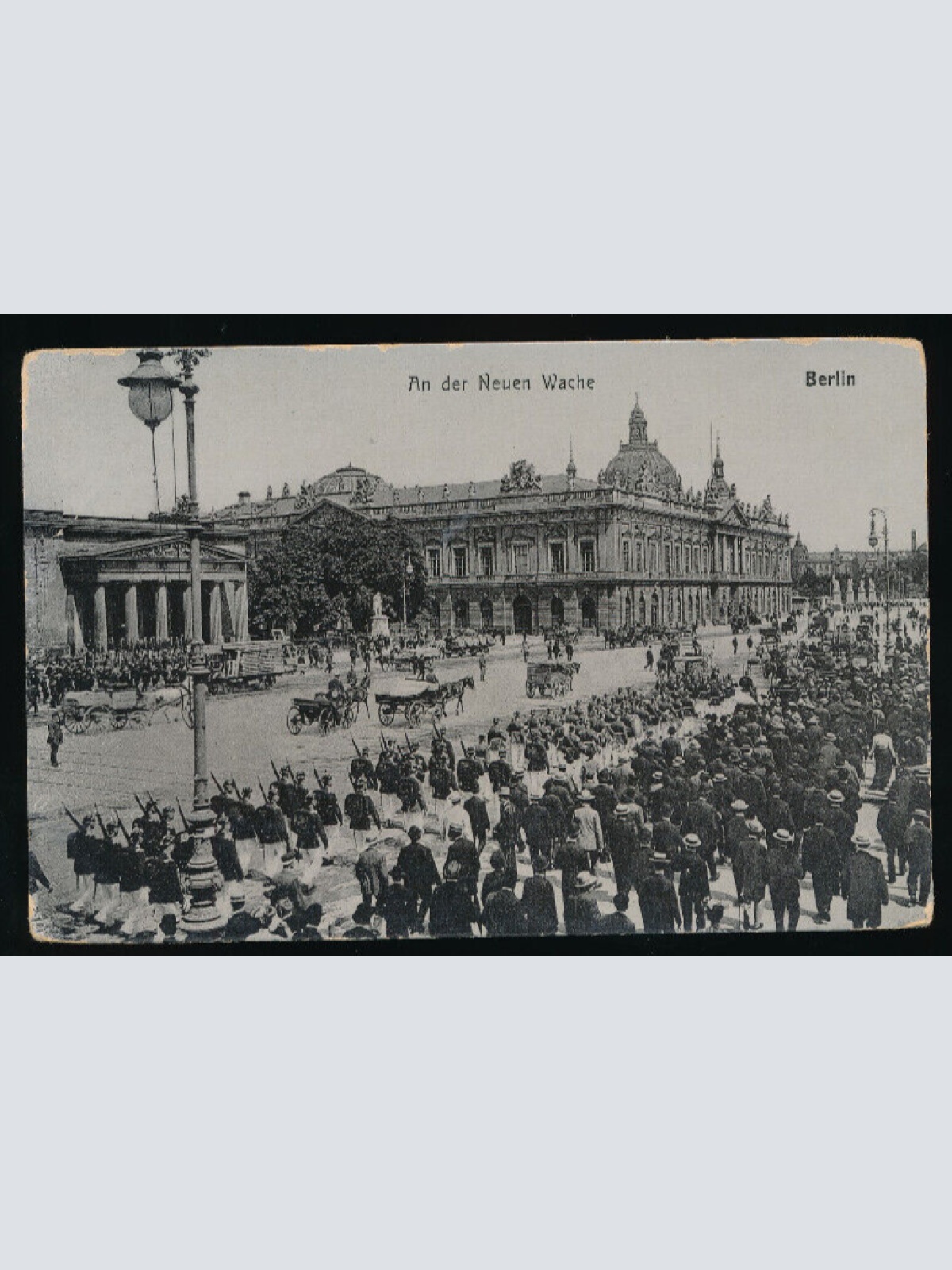 AK aus Berlin an der neuen Wache (4532)