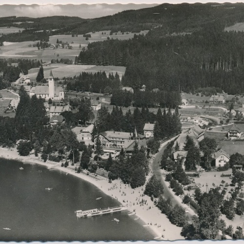 AK, Titisee im Schwarzwald, Das Schwarzwald Hotel mit dem Ort (S1341)