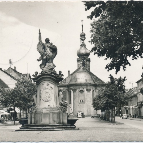 AK, Raststatt, Bernhardus-Brunnen und Stadtkirche (S1650)