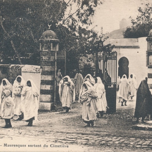 AK, Tunis - Mauresques sortant du Cimetiere (S1922)