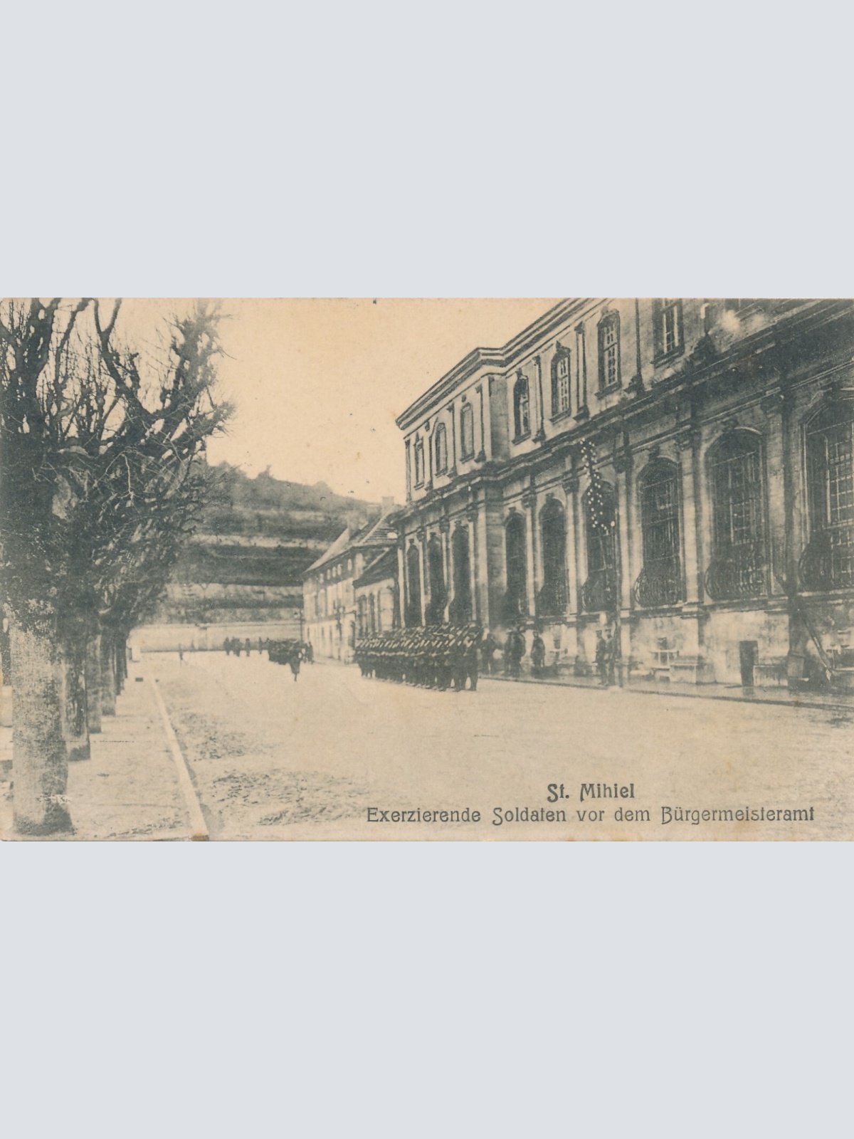 AK, St. Mihiel, Exerzierende Soldaten vor dem Amt, Frankreich (S1981)